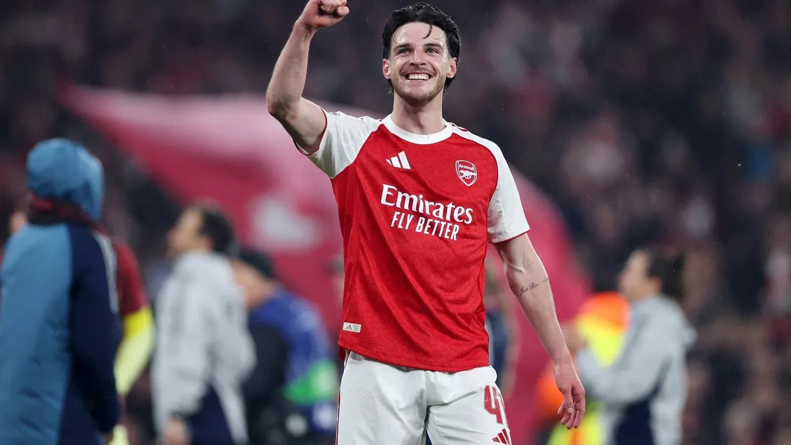 Jugador de Arsenal celebrando con el puño levantado
