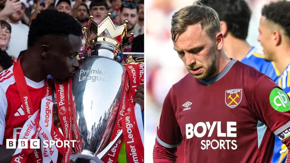 Jugador celebrando con trofeo de la Premier League