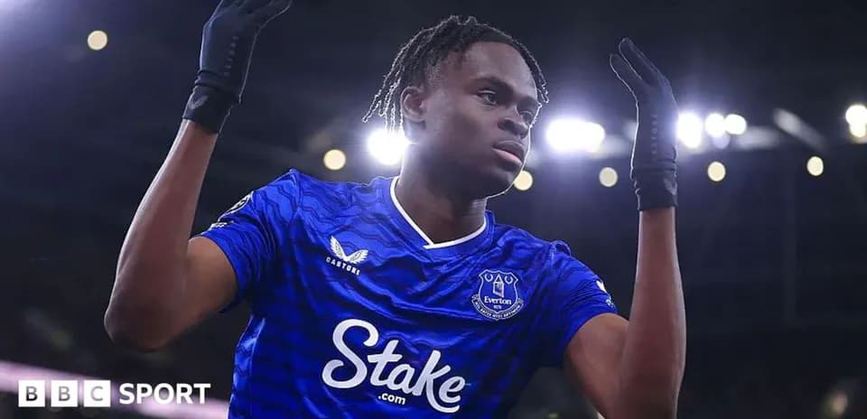 Jugador de Everton celebrando un gol en el partido