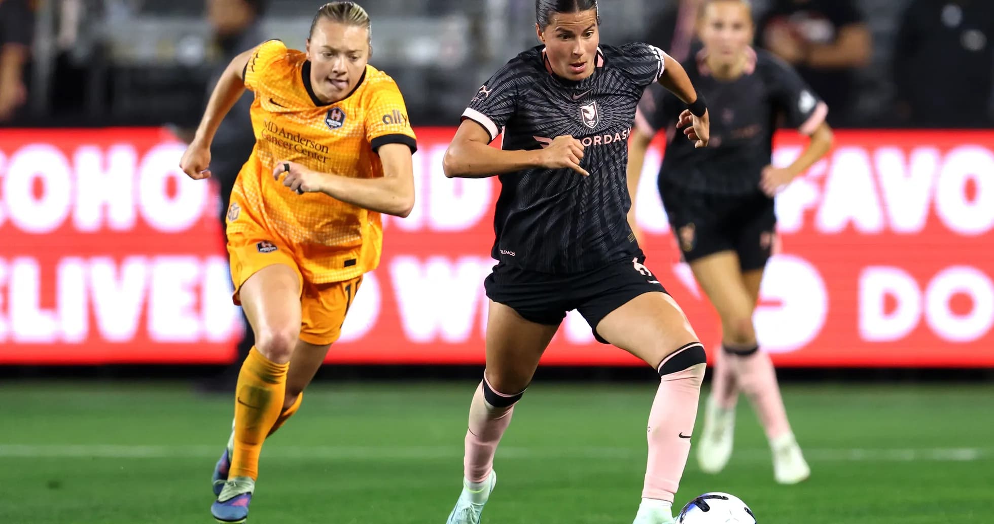 Jugadora de Houston Dash corriendo con el balón