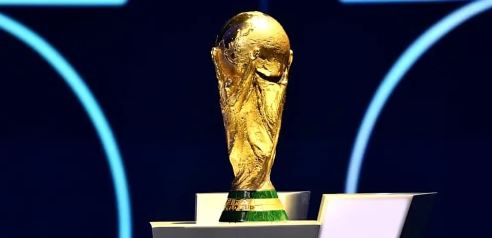 Trofeo de la Copa Mundial de la FIFA en pedestal