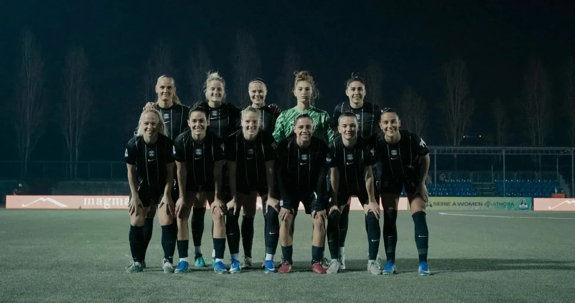 Equipo femenino de Genoa en formación