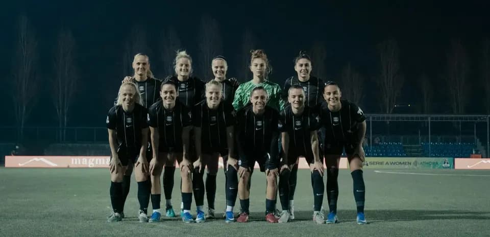 Equipo femenino de Genoa en formación