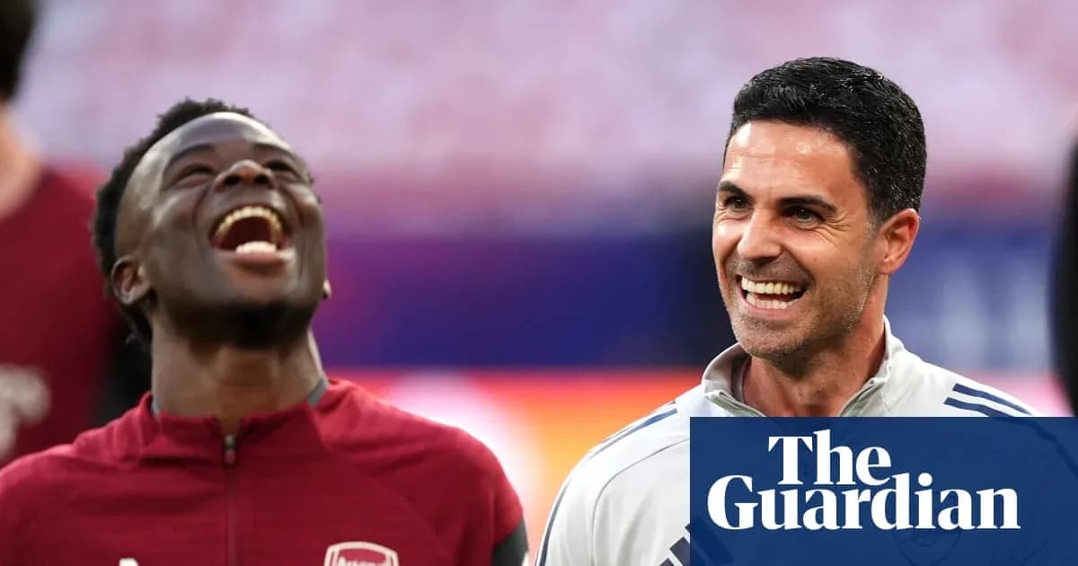 Jugadores de Arsenal riendo durante entrenamiento
