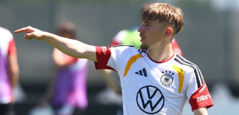 Jugador de Alemania señalando durante entrenamiento