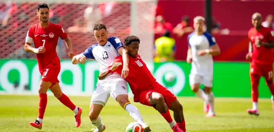 Jugador de Canadá y Bosnia luchando por el balón