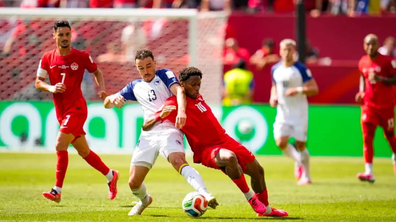 Jugador de Canadá y Bosnia luchando por el balón
