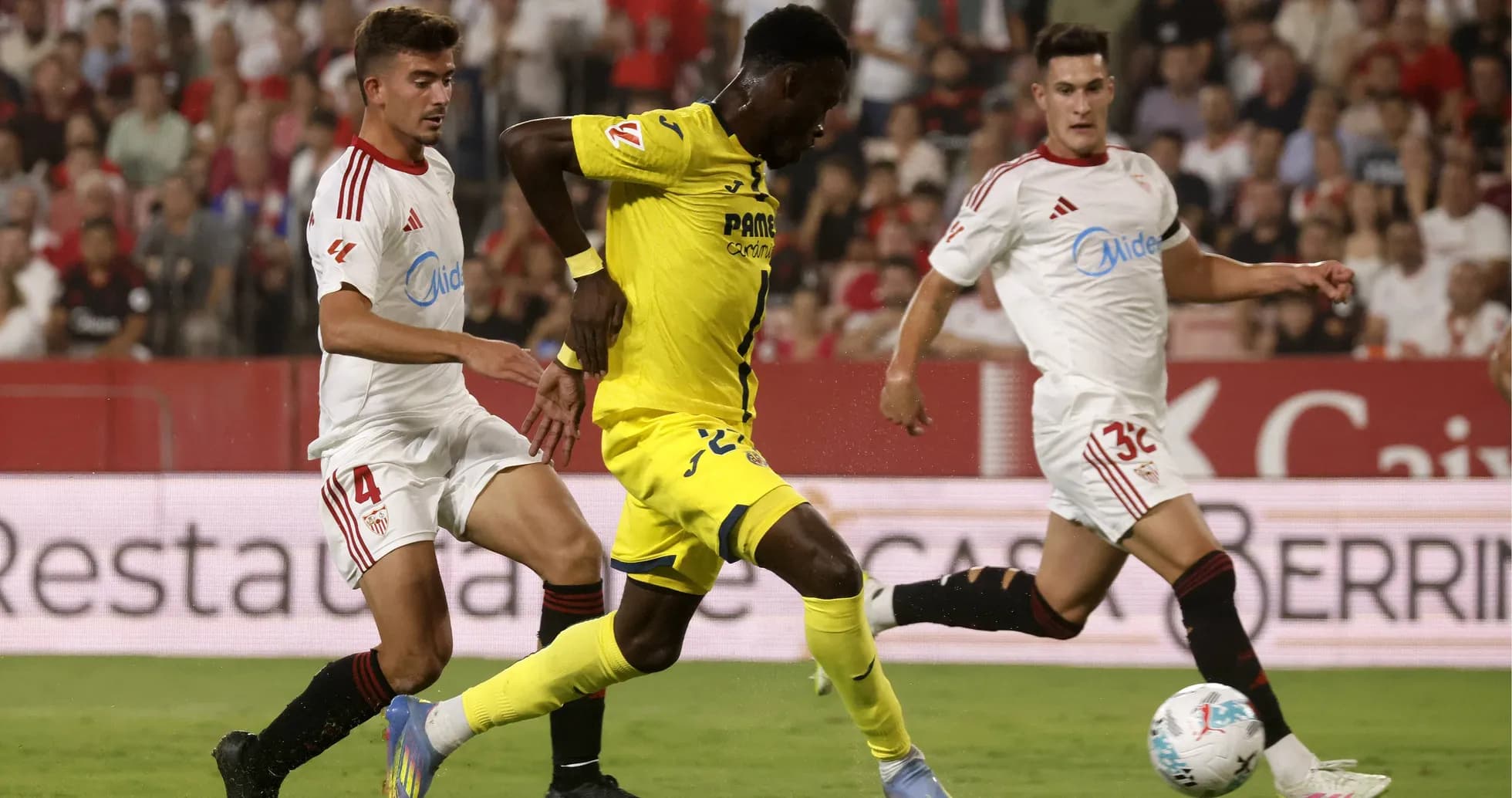 Acción del partido entre Villarreal y Sevilla