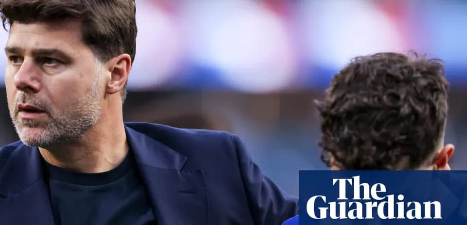Entrenador conversando con jugador en el campo