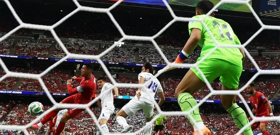 Jugador disparando a portería en partido de fútbol