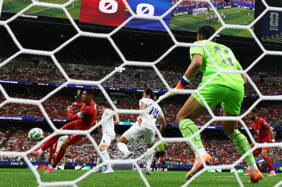 Jugador disparando a portería en partido de fútbol