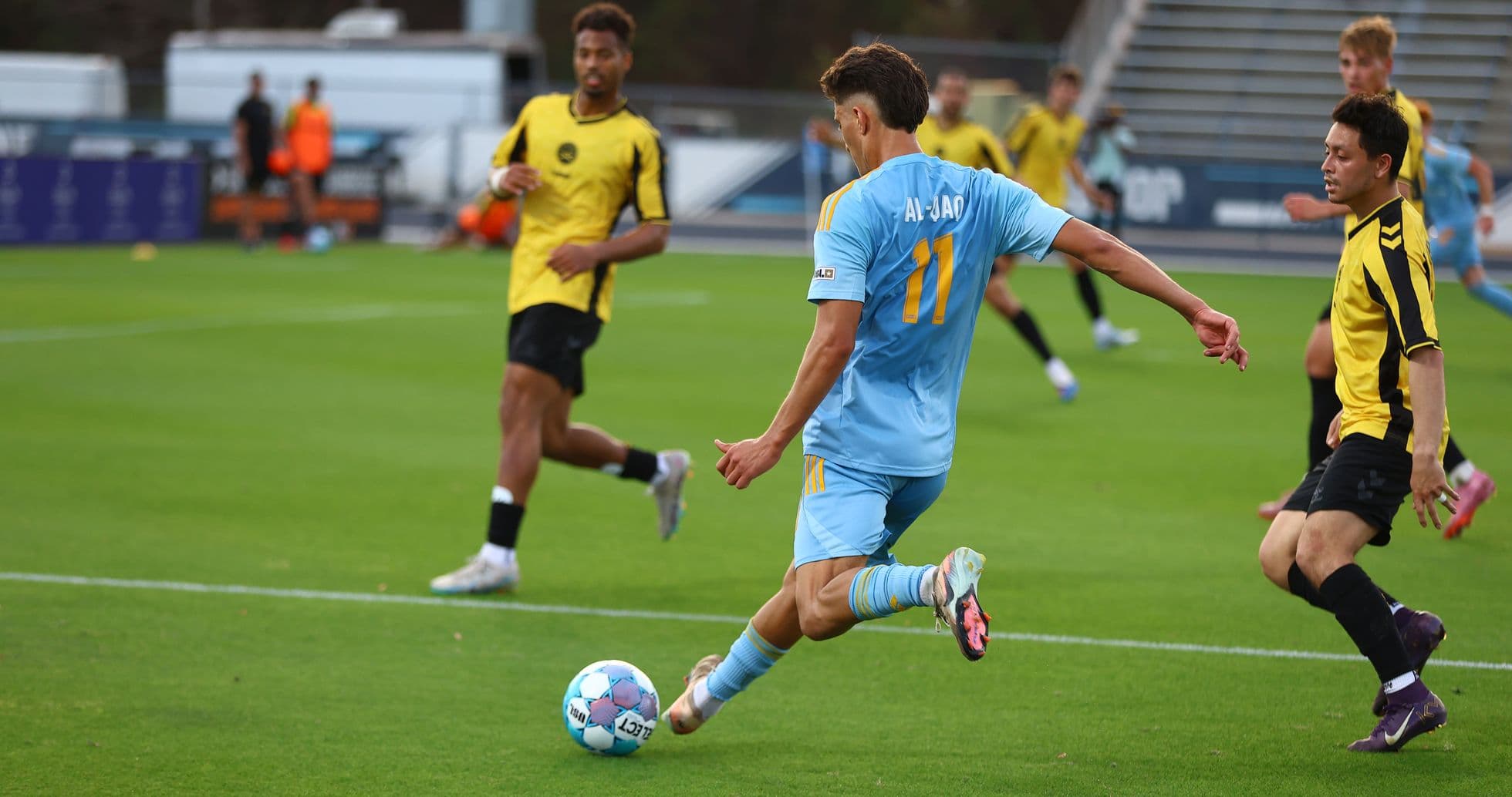 Jugador de JAX pateando el balón contra Charleston Battery