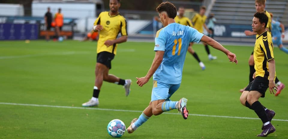Jugador de JAX pateando el balón contra Charleston Battery