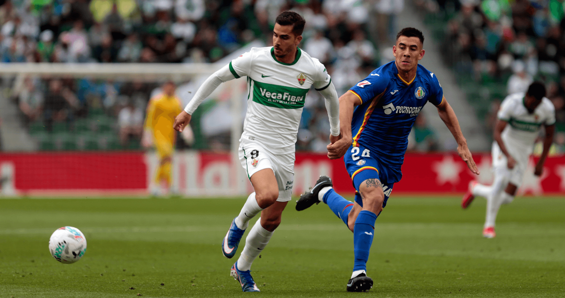 Jugador de Elche persigue a rival de Getafe