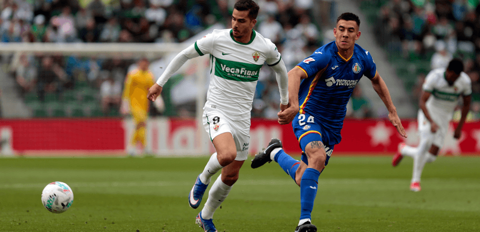 Jugador de Elche persigue a rival de Getafe