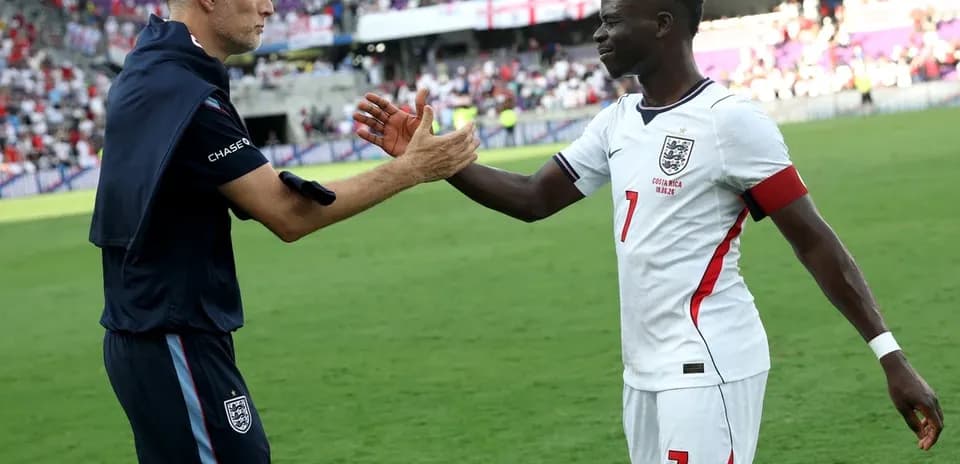 Entrenador y jugador de Inglaterra se saludan tras el partido