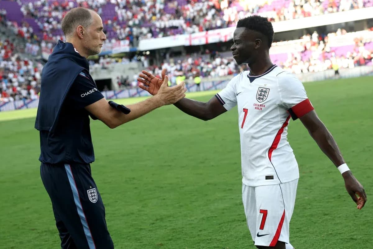 Entrenador y jugador de Inglaterra se saludan tras el partido