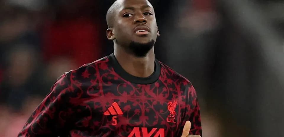 Jugador de Liverpool en la cancha durante el partido