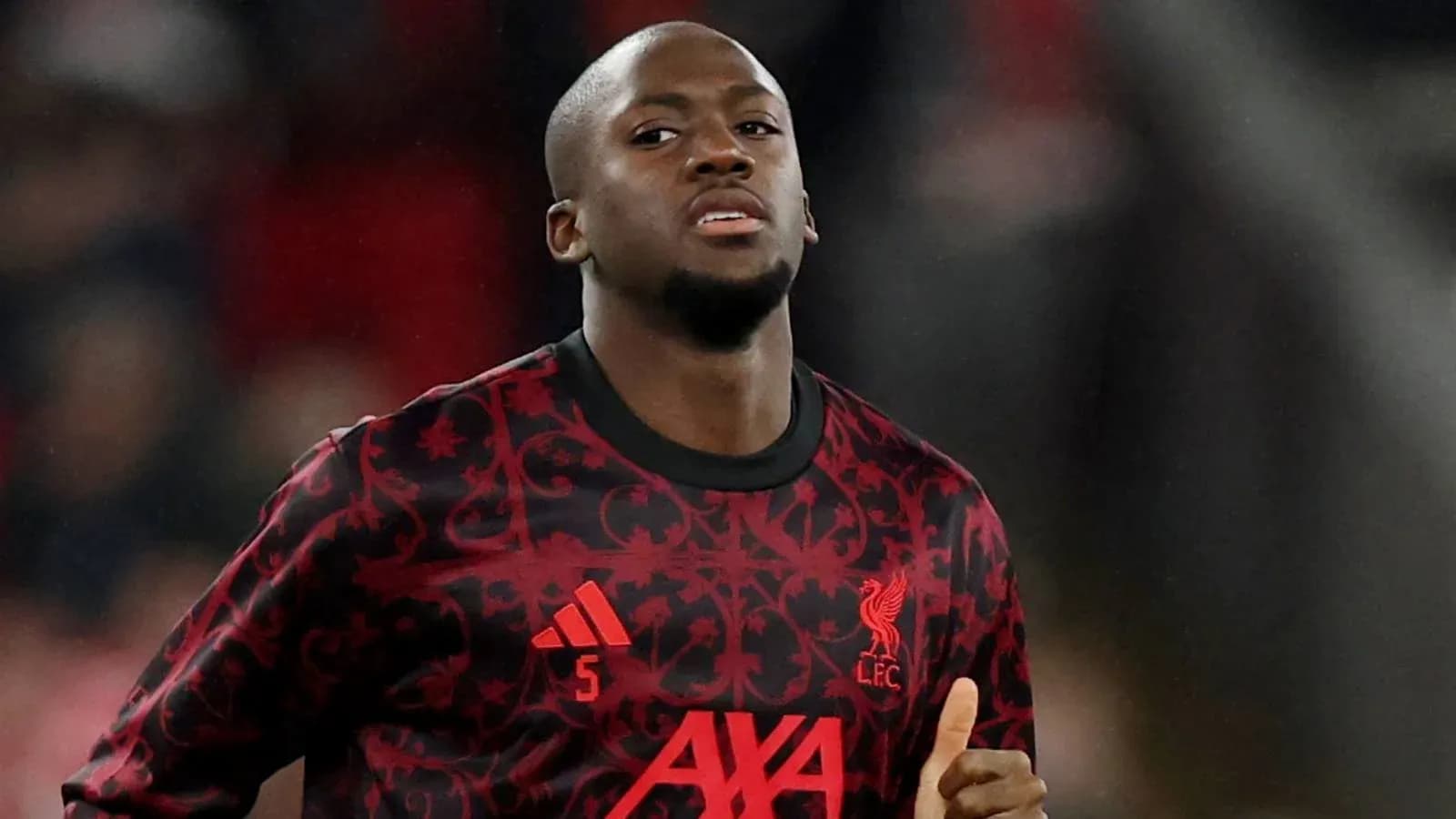 Jugador de Liverpool en la cancha durante el partido