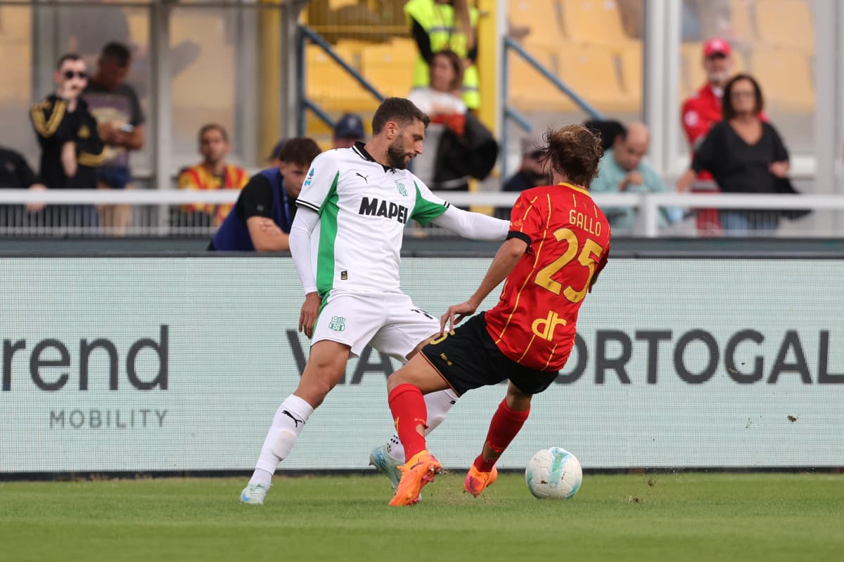 Jugador de Sassuolo enfrentando a Lecce