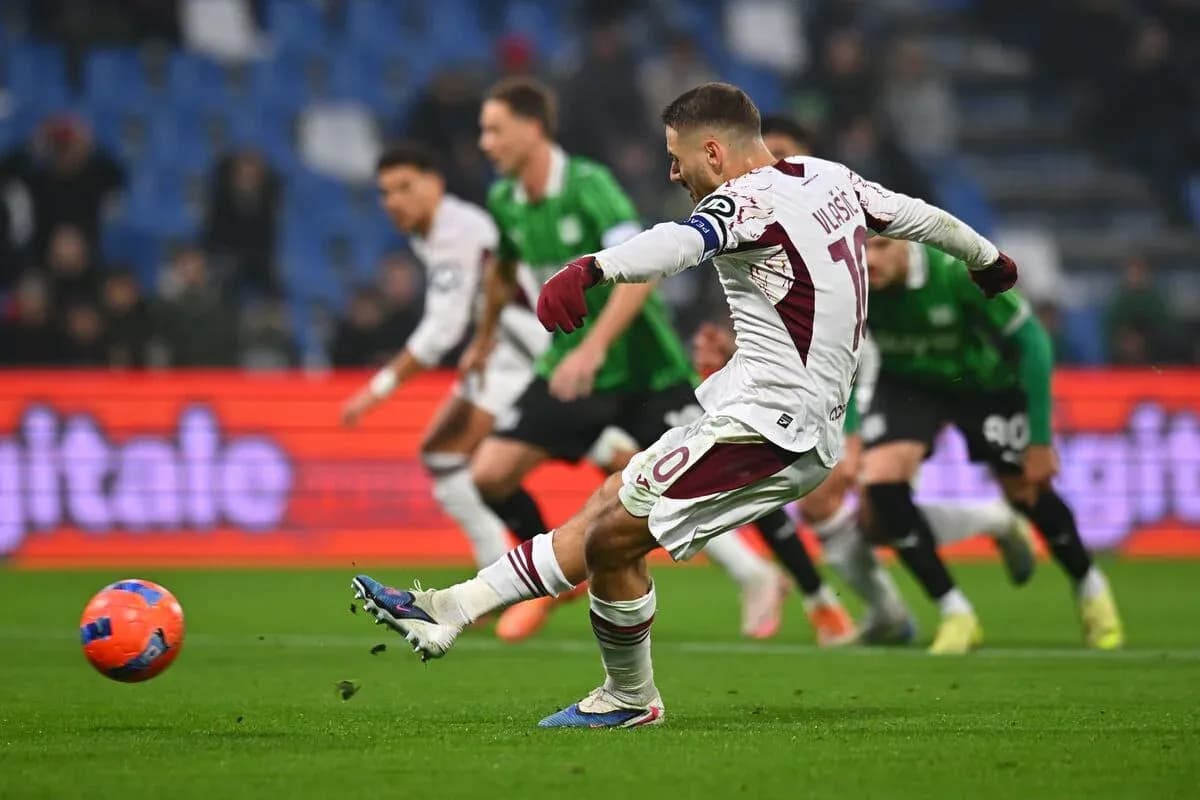 Un jugador de Torino lanzando un penalti