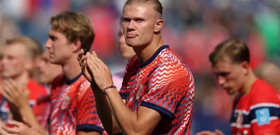 Jugadores noruegos aplaudiendo en el campo