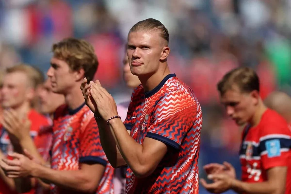 Jugadores noruegos aplaudiendo en el campo