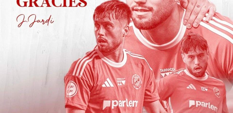 Jugadores de fútbol en camiseta roja con agradecimiento