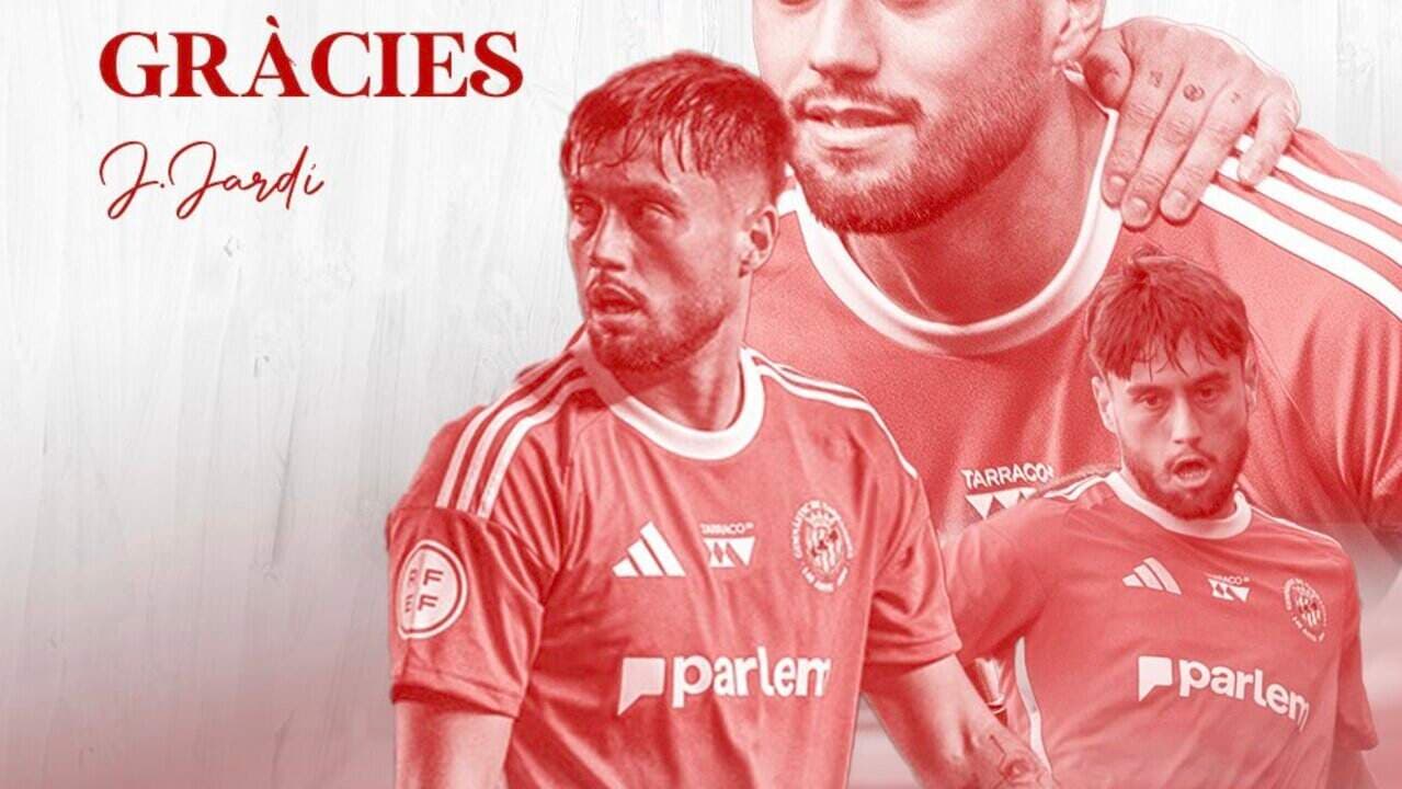 Jugadores de fútbol en camiseta roja con agradecimiento