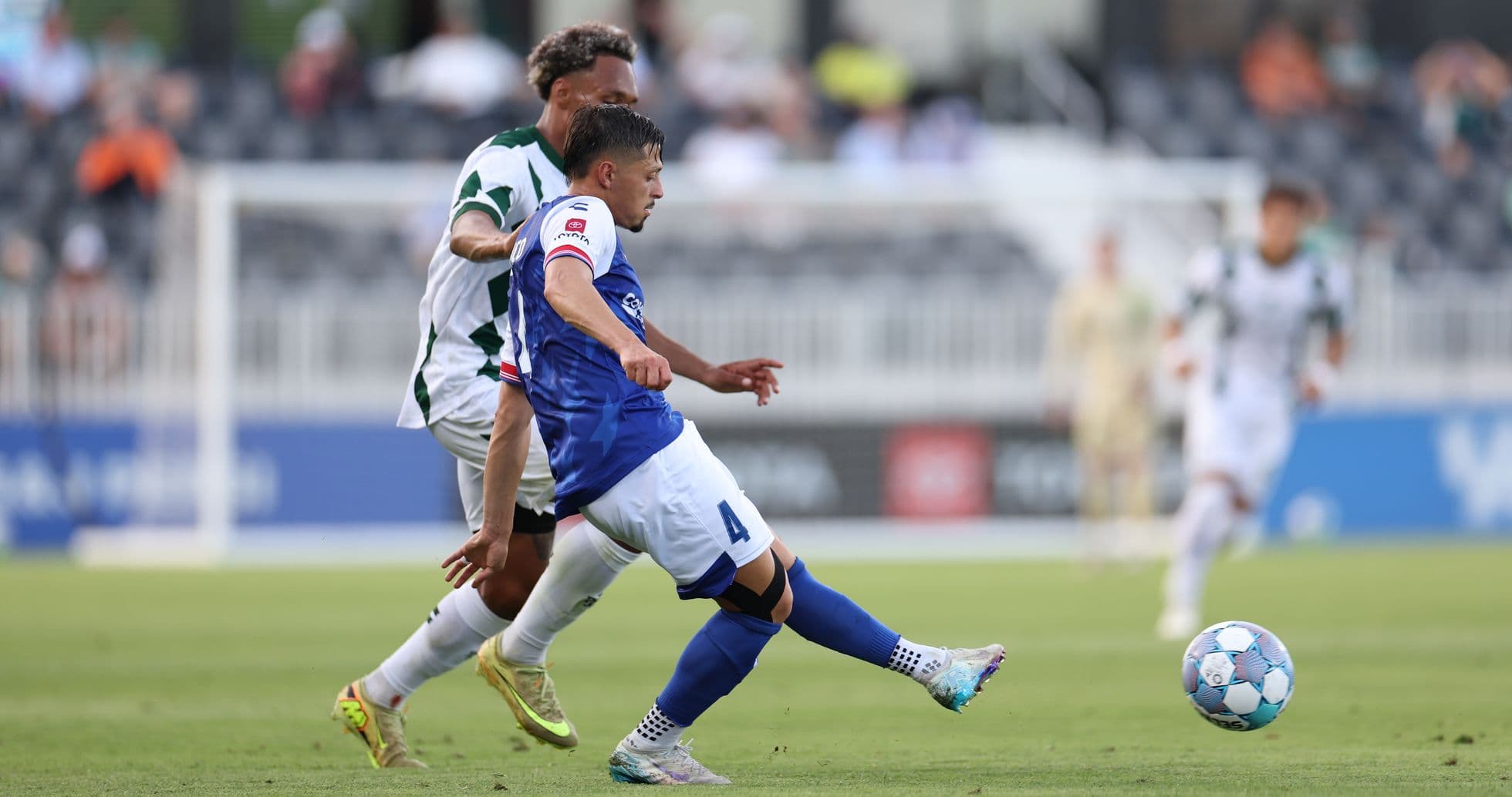 Jugador de Lexington chutando el balón en el partido