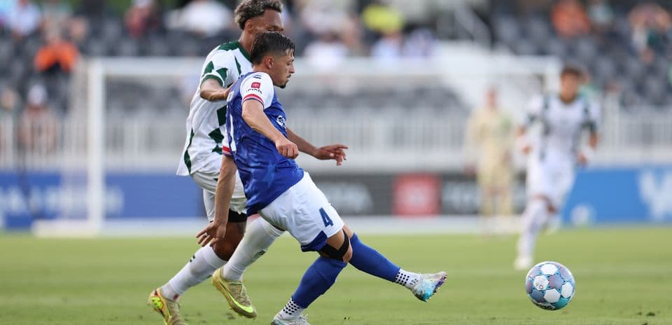 Jugador de Lexington chutando el balón en el partido