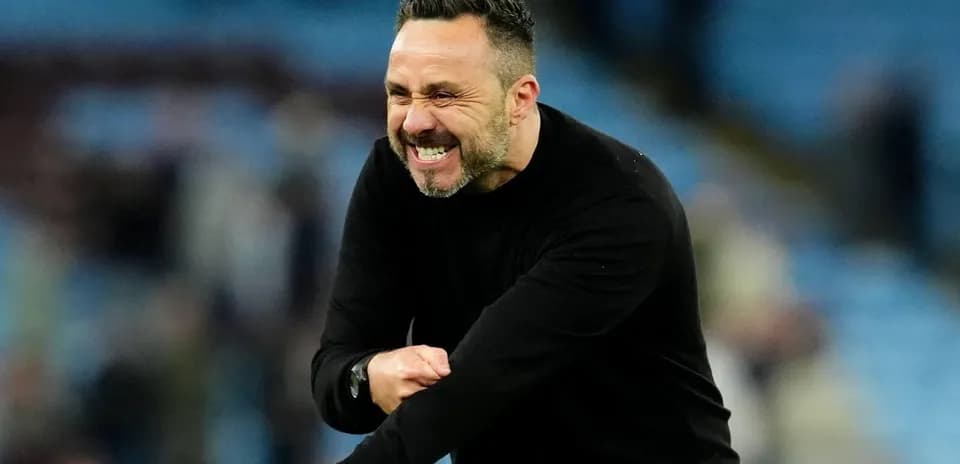 Entrenador celebrando en el banquillo del estadio