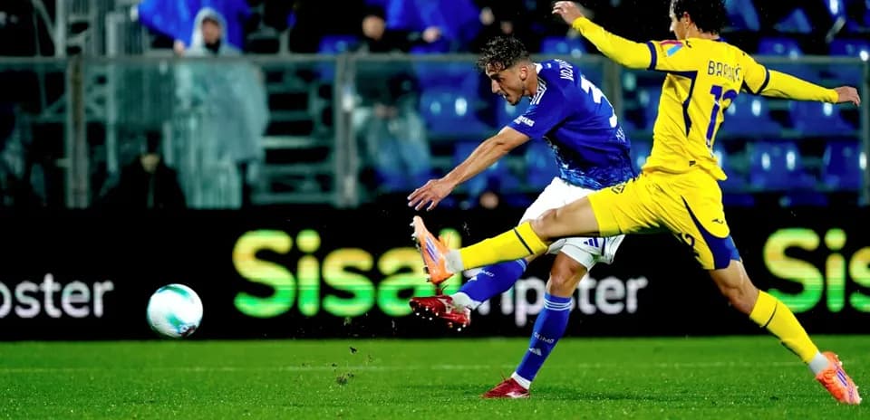 Un jugador de Hellas Verona dispara a puerta