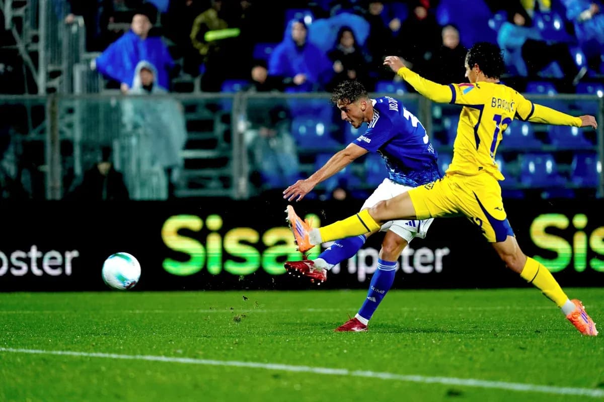 Un jugador de Hellas Verona dispara a puerta