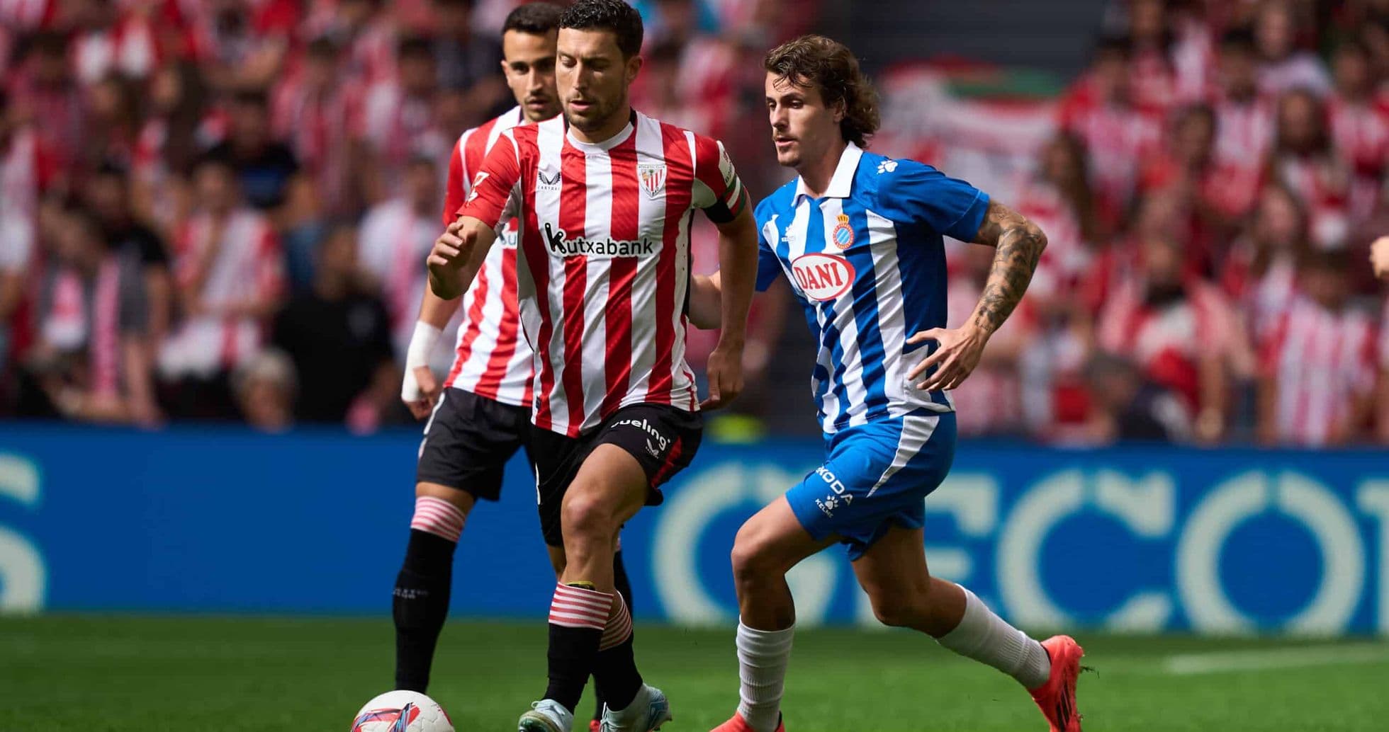 Jugadores de Espanyol y Athletic Club en acción