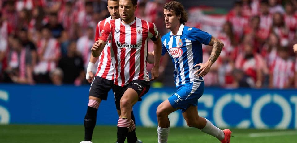 Jugadores de Espanyol y Athletic Club en acción