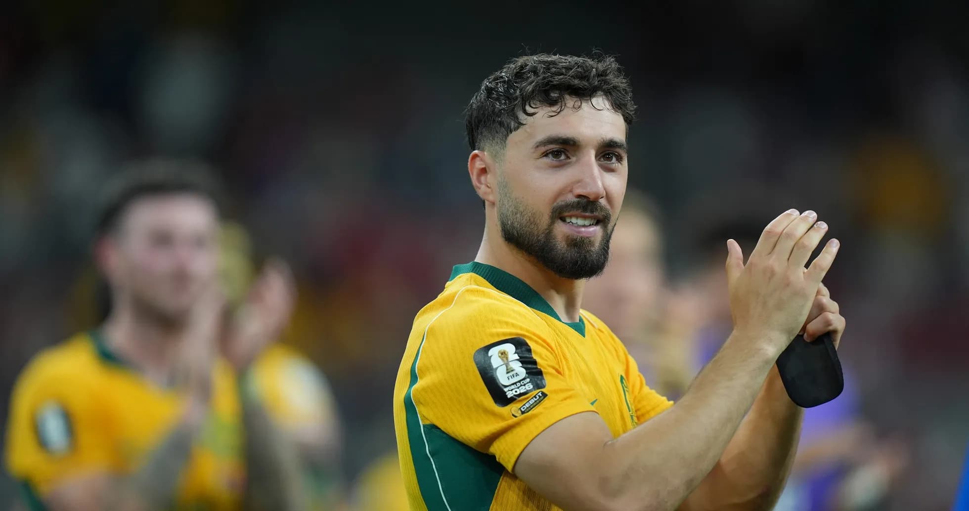 Jugador aplaudiendo en uniforme de Australia