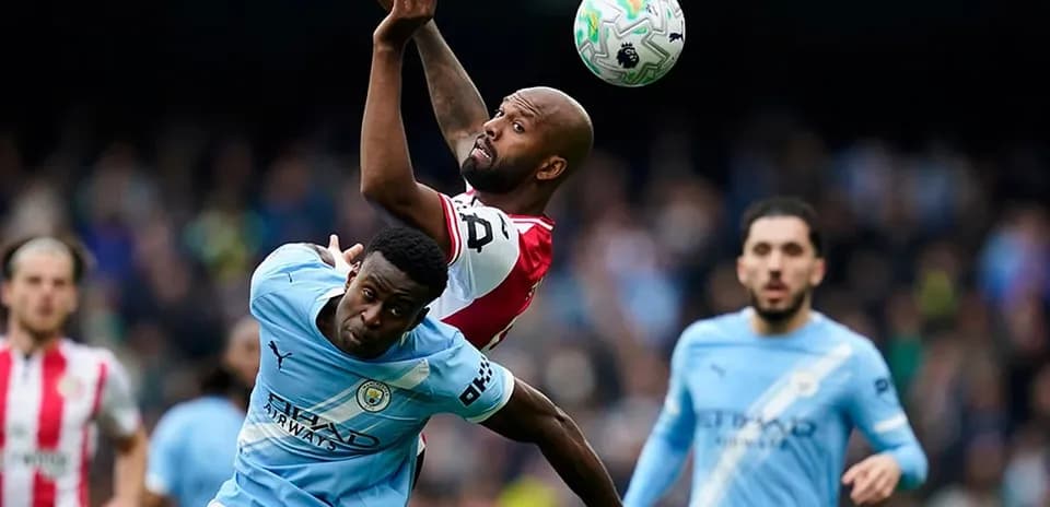 Dos jugadores luchando por el balón en el partido