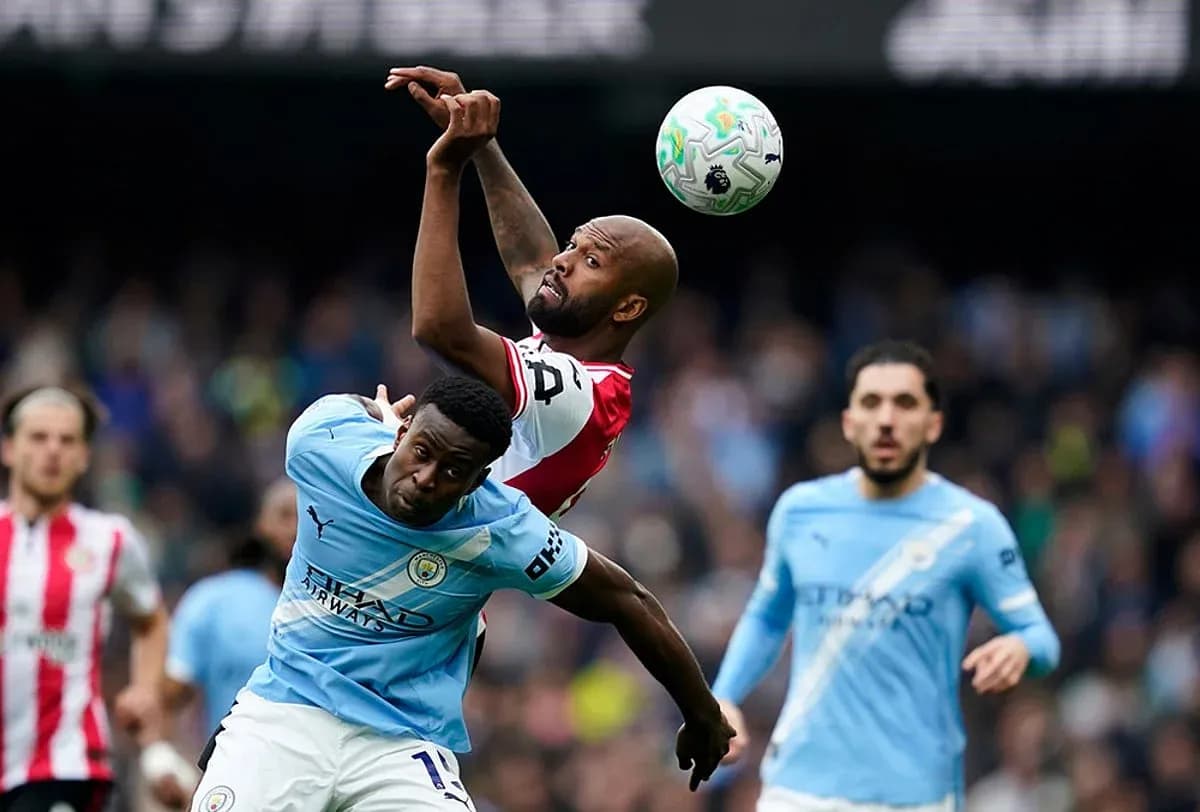Dos jugadores luchando por el balón en el partido