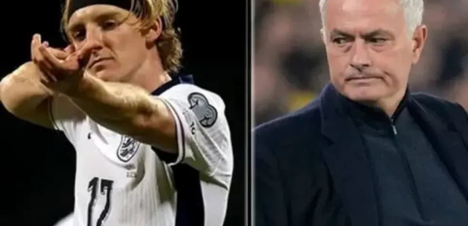 Jugador celebrando y entrenador observando partido