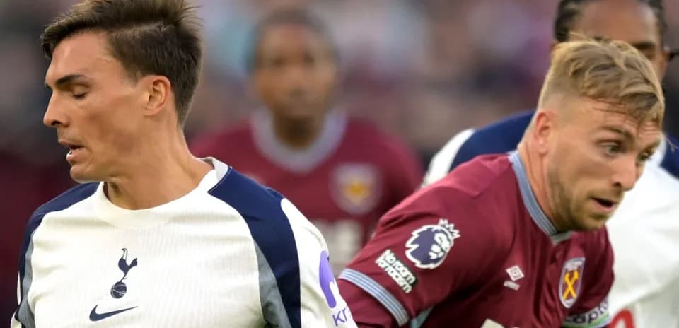 Jugadores de Tottenham y West Ham compitiendo por el balón