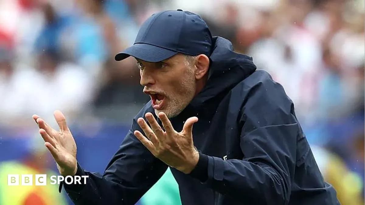 Entrenador gesticulando durante un partido de fútbol