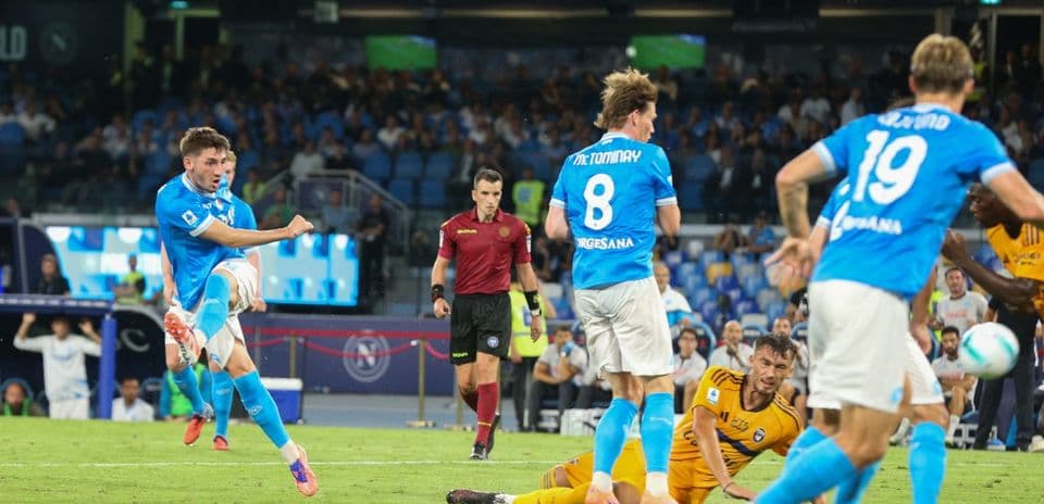 Jugador de Napoli lanzando un tiro en el partido