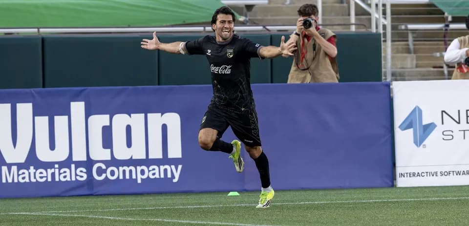 Jugador celebrando un gol en el partido