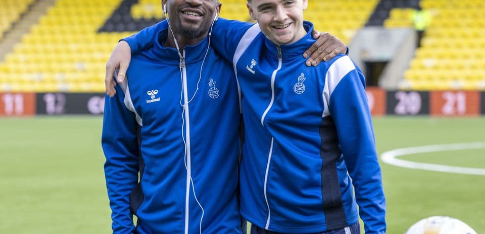 Dos jugadores posando en el campo de fútbol