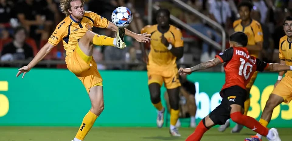 Jugador controla el balón en el partido