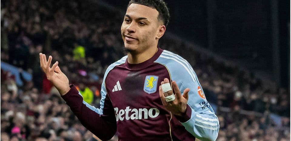 Jugador de Aston Villa con gestos de confusión