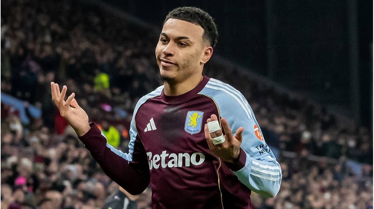 Jugador de Aston Villa con gestos de confusión