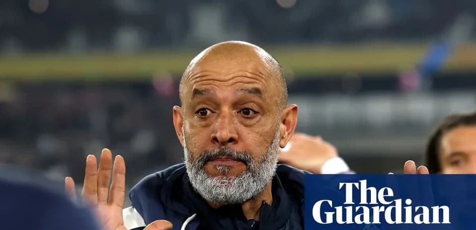 Entrenador gesticulando durante un partido en el estadio