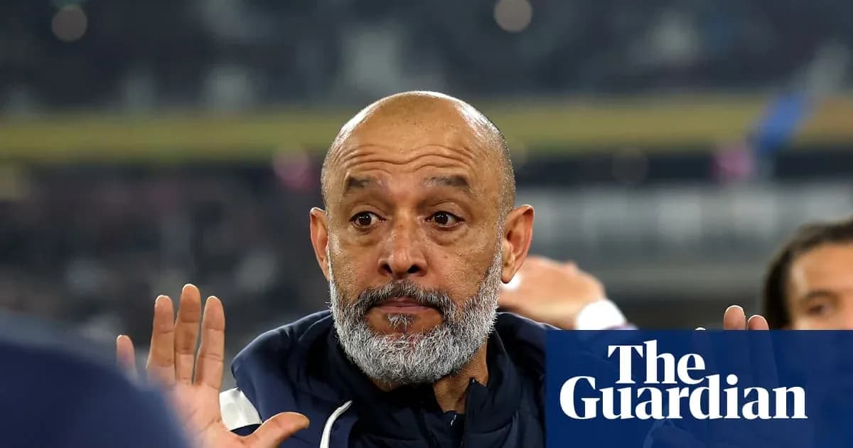 Entrenador gesticulando durante un partido en el estadio